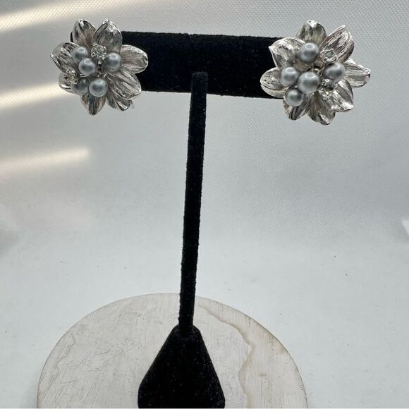 Silver elegant fancy flower clip on earrings - Picture 9 of 9